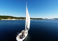 barcha a vela vele di yacht a vela baia del mare cielo blu barca a vela vela